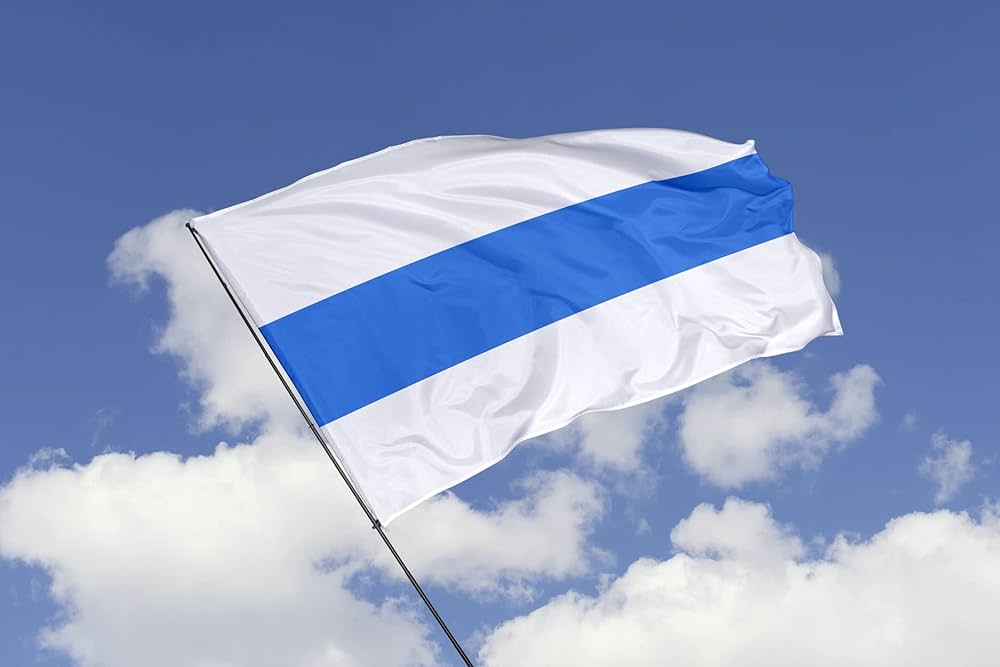 Бело-сине-белый флаг — символ россиян против войны
